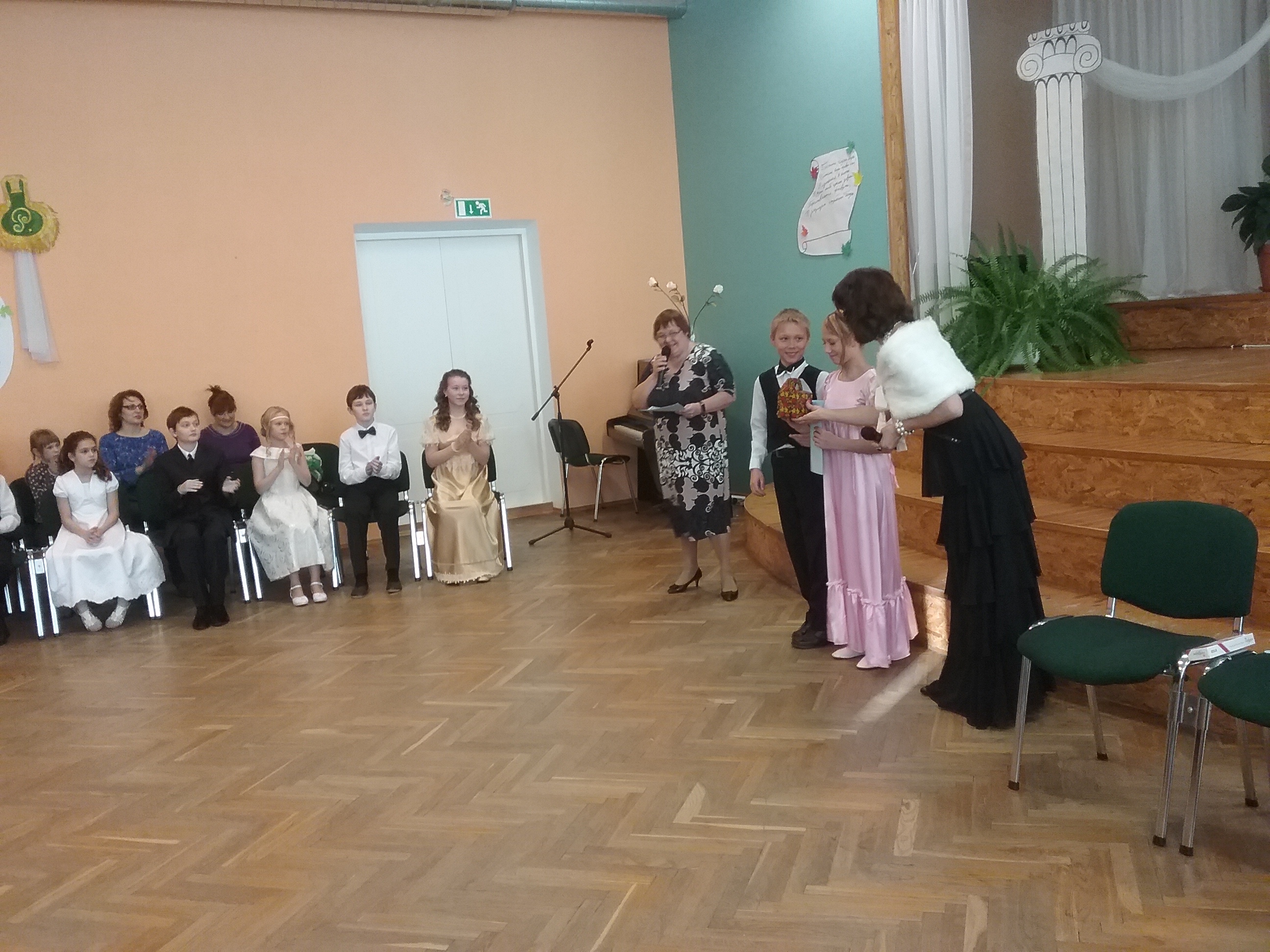 Rohkem kui 50 tantsijad 9 linna koolist ja Lova laste majast osalesid sügise Pushkini pallil Paju koolis